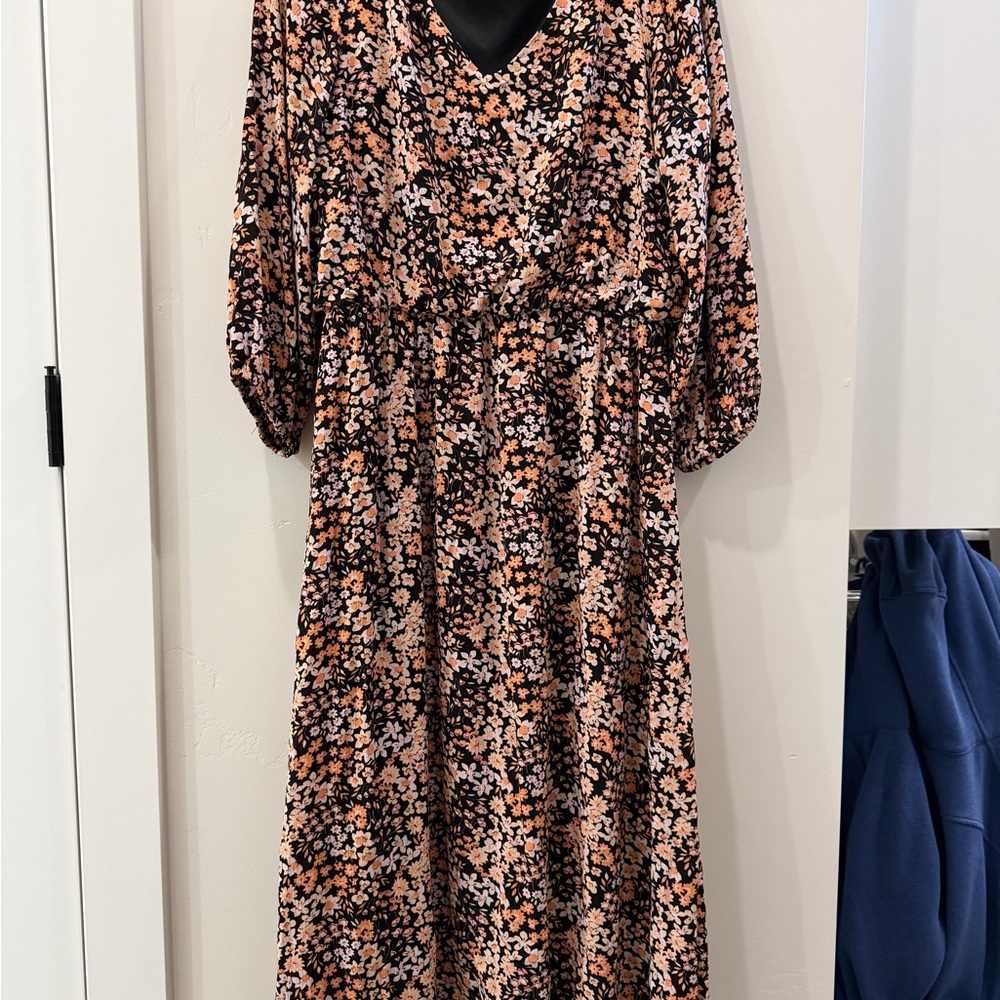 Chic Floral Midi Dress in Black and Pink